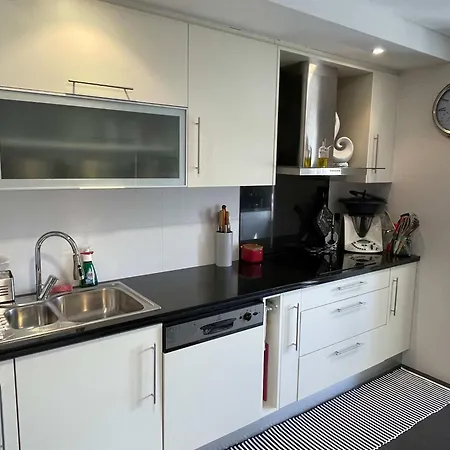 Apartment Stylish & Spacious With Balcony *