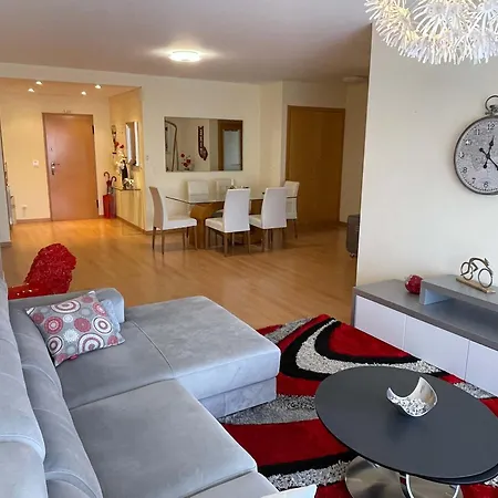 Apartment Stylish & Spacious With Balcony