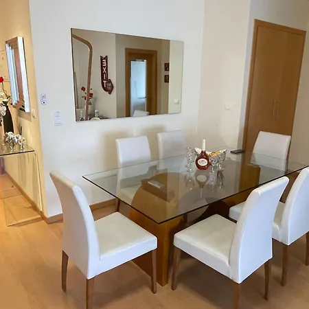 Apartment Stylish & Spacious With Balcony *