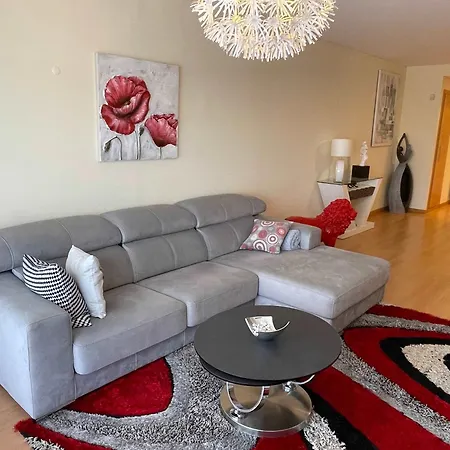 Apartment Stylish & Spacious With Balcony *